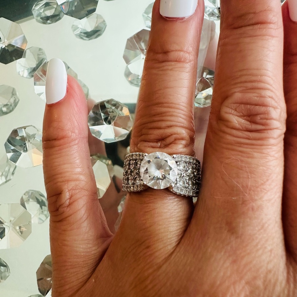 Jeulia Dazzling Silver Crystal Ring